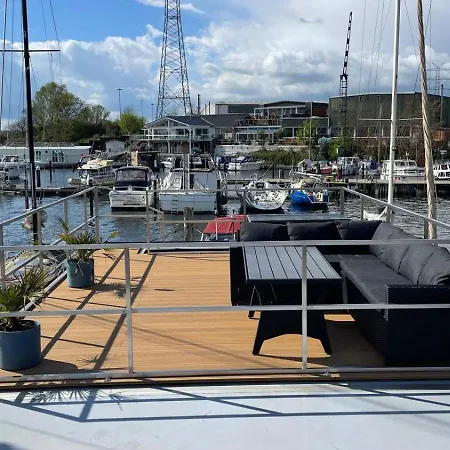 Premium Hausboot Blaue Lagune Botel *